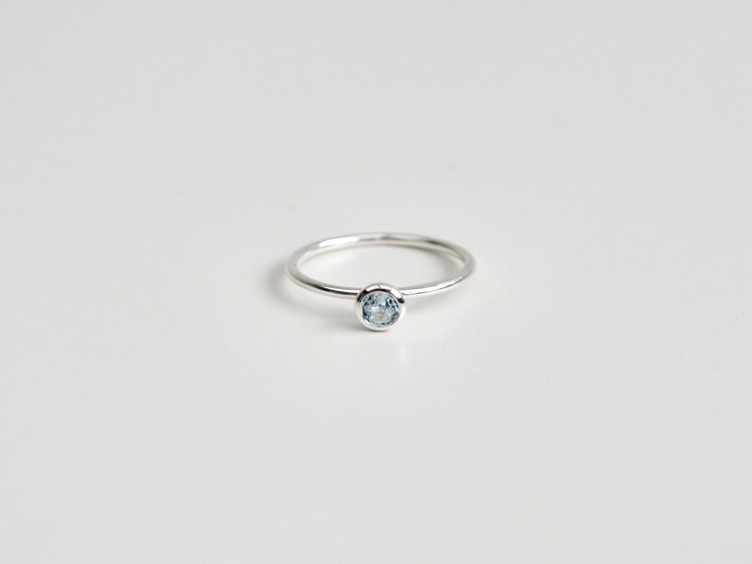 Tiny Gems: Zarter Blauer Topas Ring | vergoldet, rosévergoldet, silber